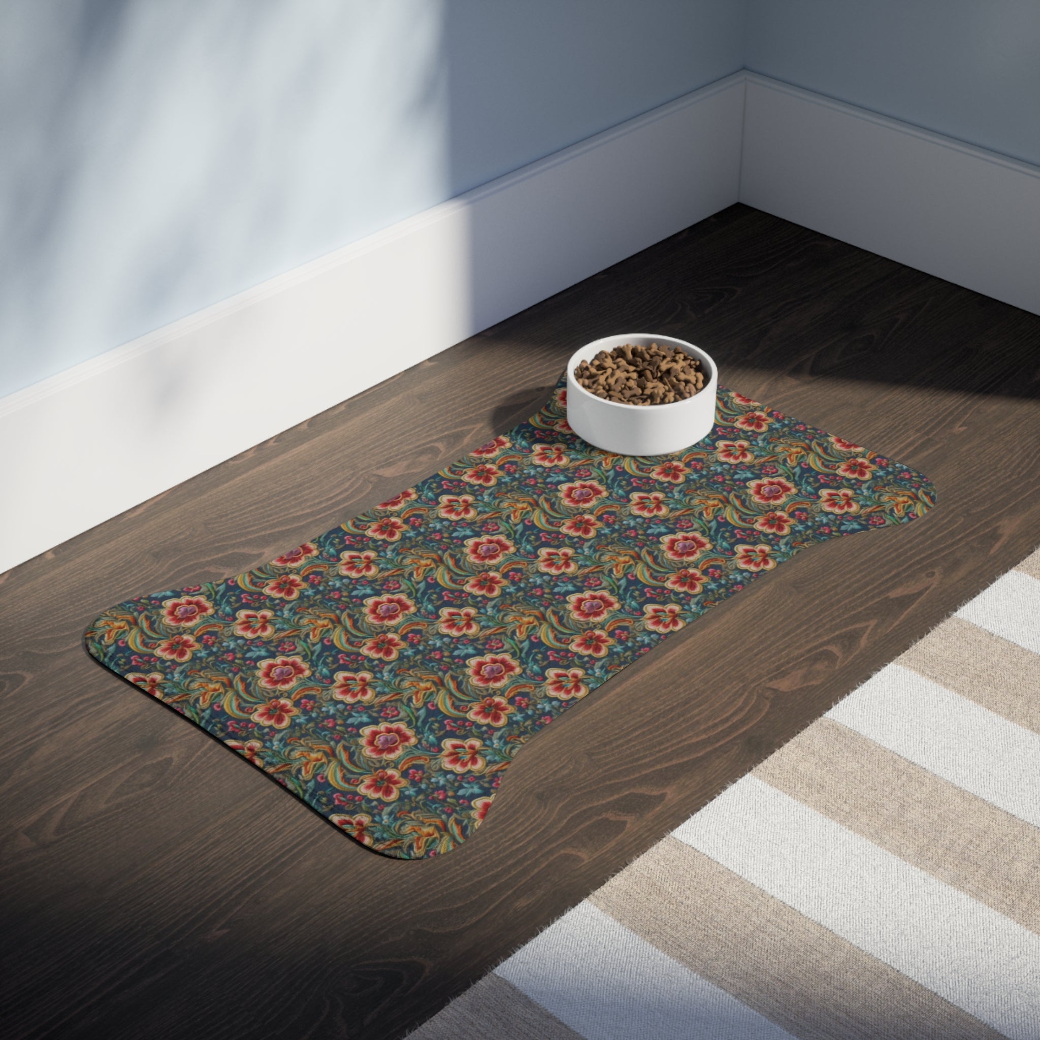 Tapis d'alimentation pour animaux Pet Ze, motif brocart vintage bleu sarcelle à fleurs cramoisies sur fond turquoise.